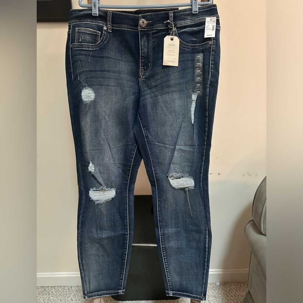 Maurice’s Mid Rise Distressed Jeggings NWT